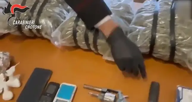 Oltre quattro chili di droga e due pistole in un magazzino: arrestato un 44enne nel Crotonese\n