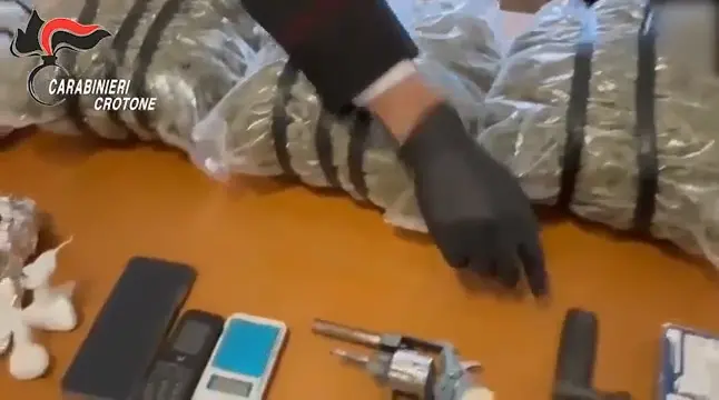 Oltre quattro chili di droga e due pistole in un magazzino: arrestato un 44enne nel Crotonese\n