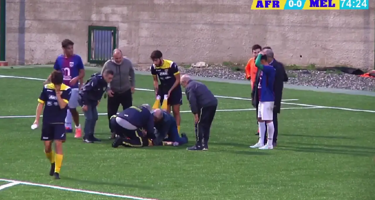 Giovane calciatore del Melito\u00A0ha un malore in campo: medico e allenatore gli salvano la vita\n