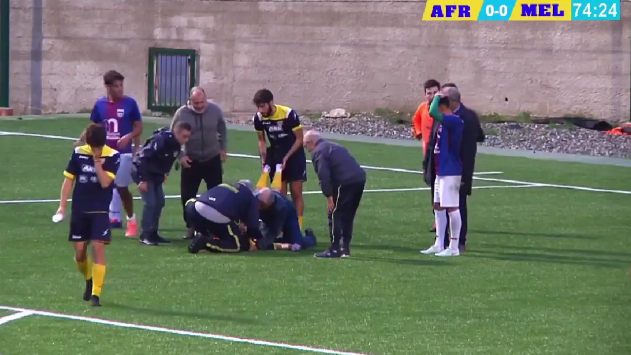 Giovane calciatore del Melito\u00A0ha un malore in campo: medico e allenatore gli salvano la vita\n