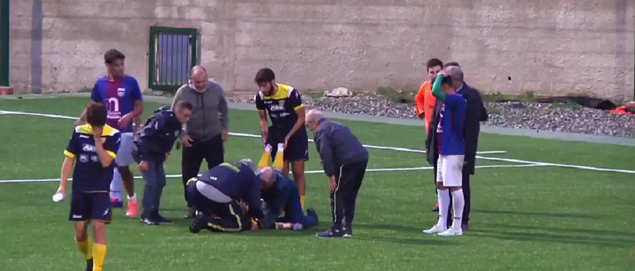 Giovane calciatore del Melito\u00A0ha un malore in campo: medico e allenatore gli salvano la vita\n
