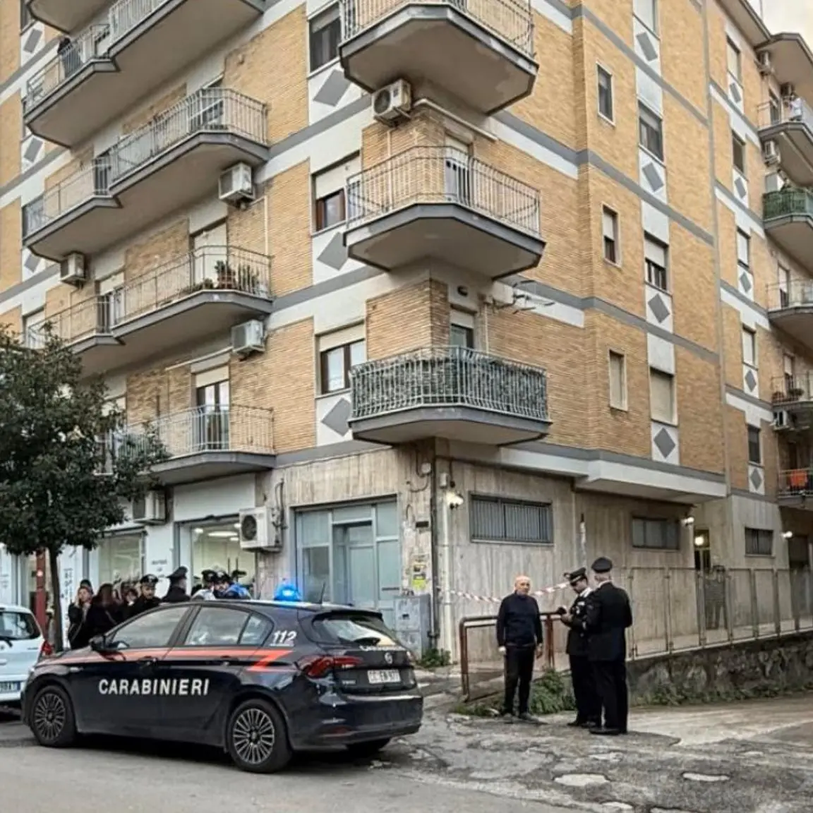 Napoli, uccide la sorella a coltellate poi mostra il corpo in videochiamata alla madre\n