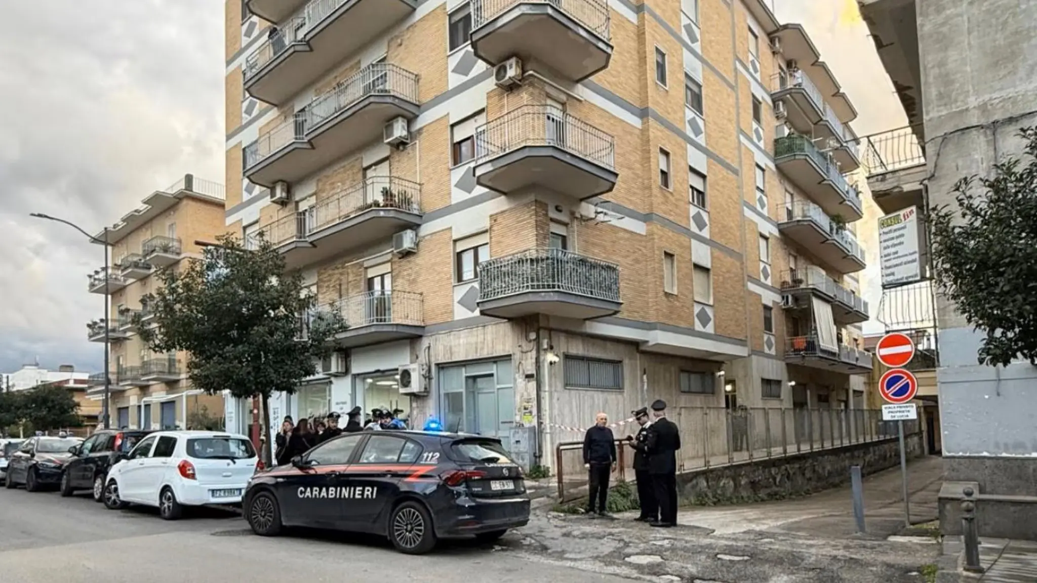 Napoli, uccide la sorella a coltellate poi mostra il corpo in videochiamata alla madre\n