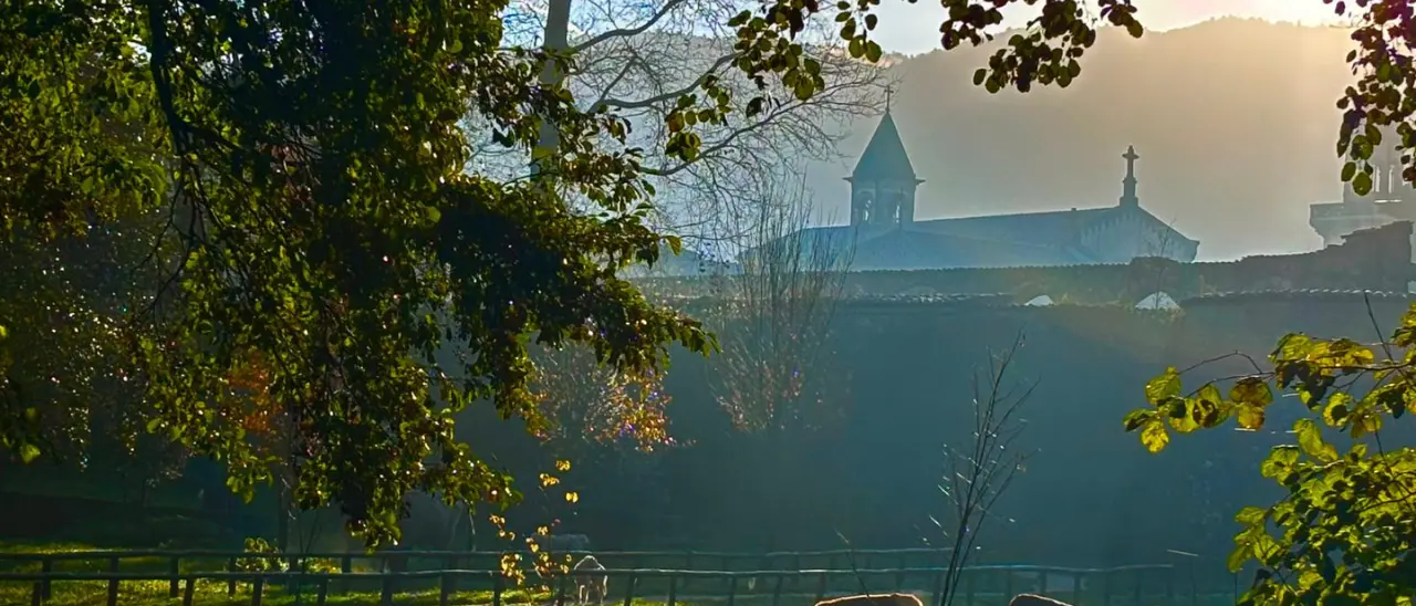 La magia dell’alba sulla Certosa di Serra San Bruno: paesaggio fiabesco colorato d’autunno\n