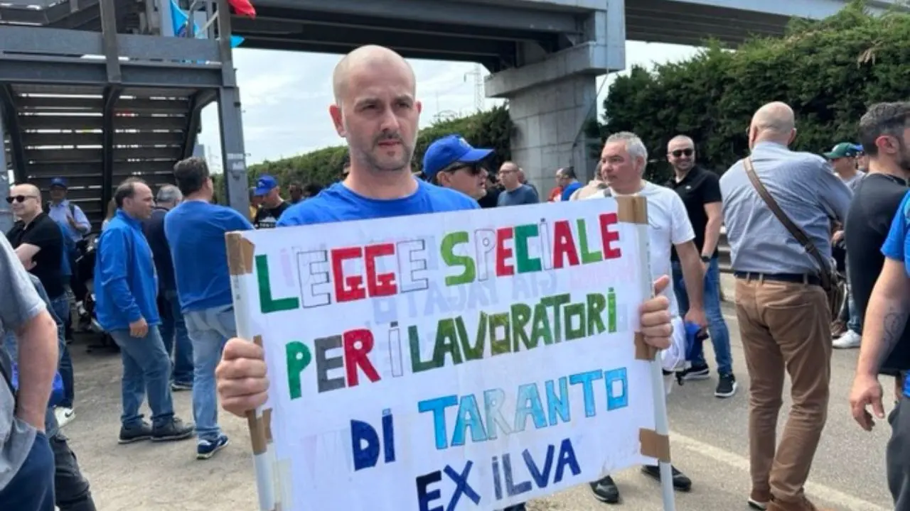 Ex Ilva, a Taranto scatta la mobilitazione: fabbrica occupata e blocchi stradali