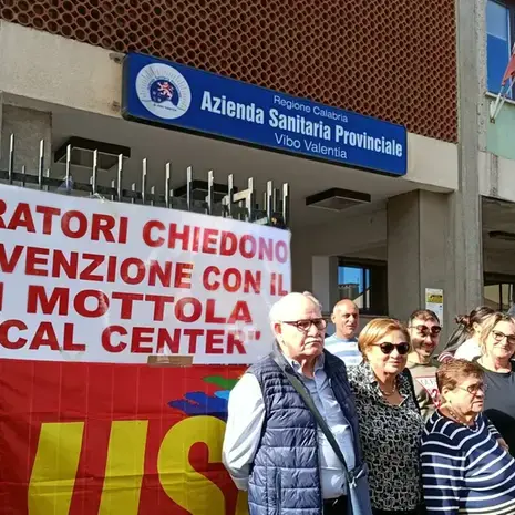 I familiari dei pazienti del Don Mottola replicano all’Asp di Vibo: «Fondi vincolati non spesi, la “restituzione” è l’ovvia conseguenza»\n