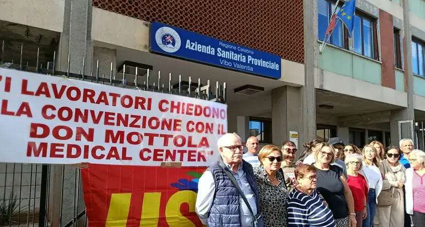 I familiari dei pazienti del Don Mottola replicano all’Asp di Vibo: «Fondi vincolati non spesi, la “restituzione” è l’ovvia conseguenza»\n