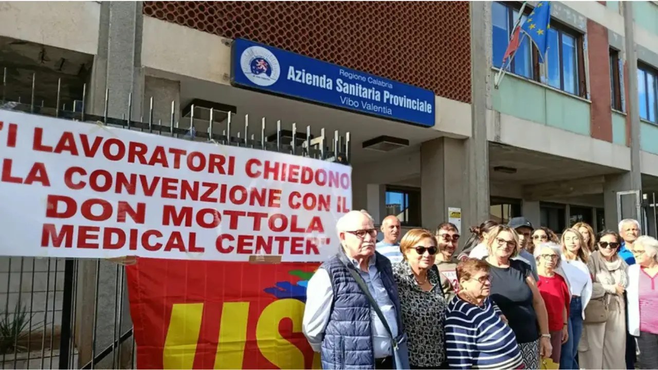 Sanità, i familiari degli ospiti della Rsa di Drapia contro l’immobilismo di sindaci e Asp: «Già “persi” 1,5 milioni di euro su 5»\n