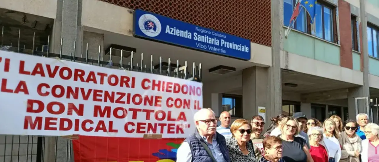 Sanità, i familiari degli ospiti della Rsa di Drapia contro l’immobilismo di sindaci e Asp: «Già “persi” 1,5 milioni di euro su 5»\n