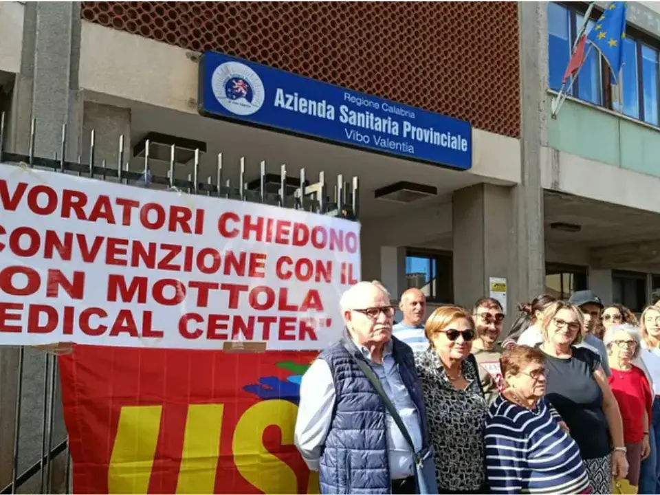 Sanità, i familiari degli ospiti della Rsa di Drapia contro l’immobilismo di sindaci e Asp: «Già “persi” 1,5 milioni di euro su 5»