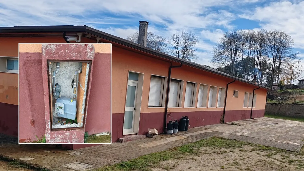 <p>La scuola di Cassari di Nardodipace con alcune bombole del gas all'esterno</p>\\n