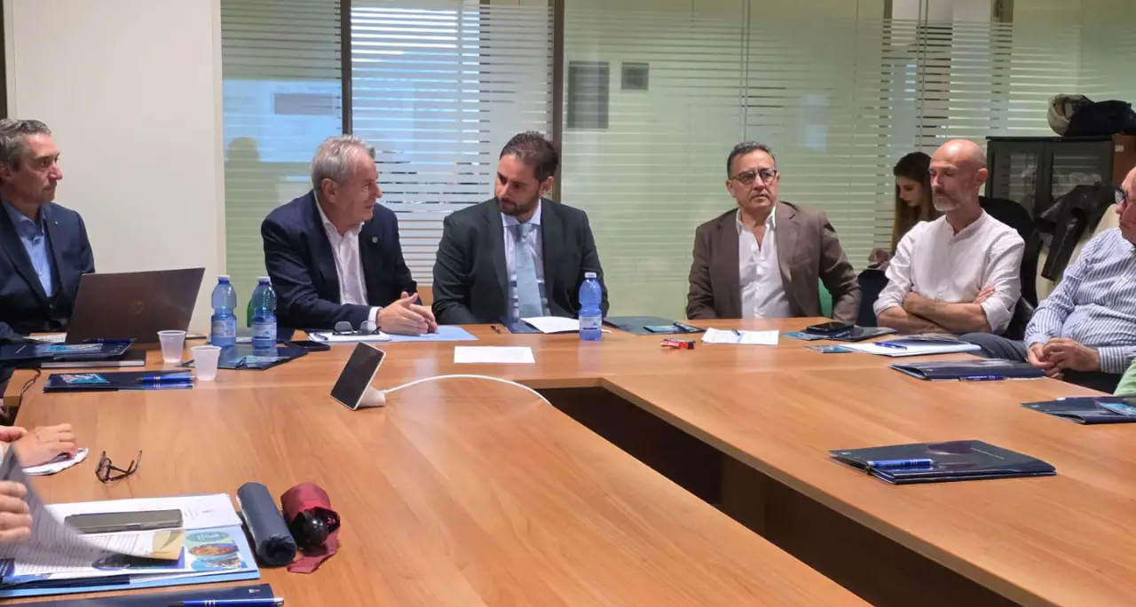 Dove i due mari si sfiorano,\u00A0presentato il progetto per la nuova rete sentieristica in Calabria: stanziati 4 milioni\n