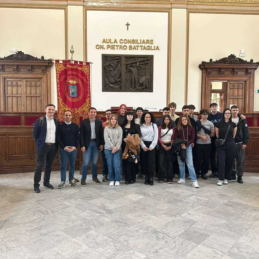 Reggio, un gruppo di giovani del progetto Erasmus+ KA2 in visita a Palazzo San Giorgio\n