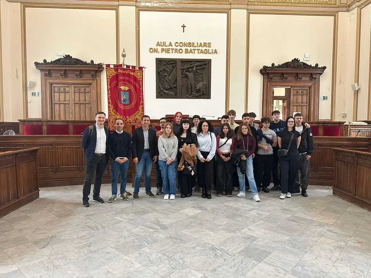 Reggio, un gruppo di giovani del progetto Erasmus+ KA2 in visita a Palazzo San Giorgio\n