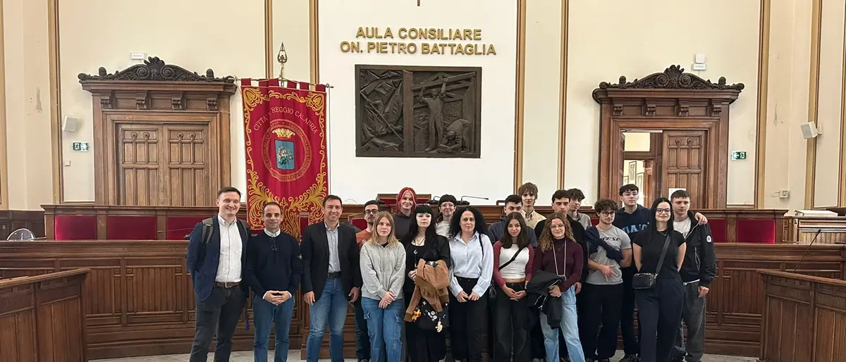 Reggio, un gruppo di giovani del progetto Erasmus+ KA2 in visita a Palazzo San Giorgio\n