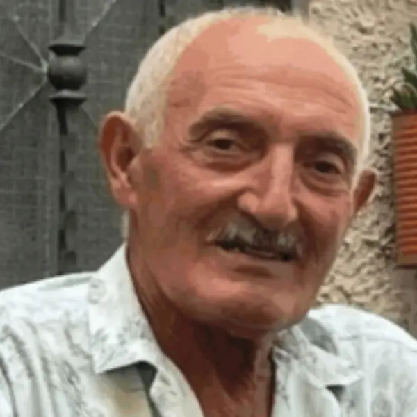 Fagnano Castello, muore schiacciato tra il cancello di casa e l’auto\n