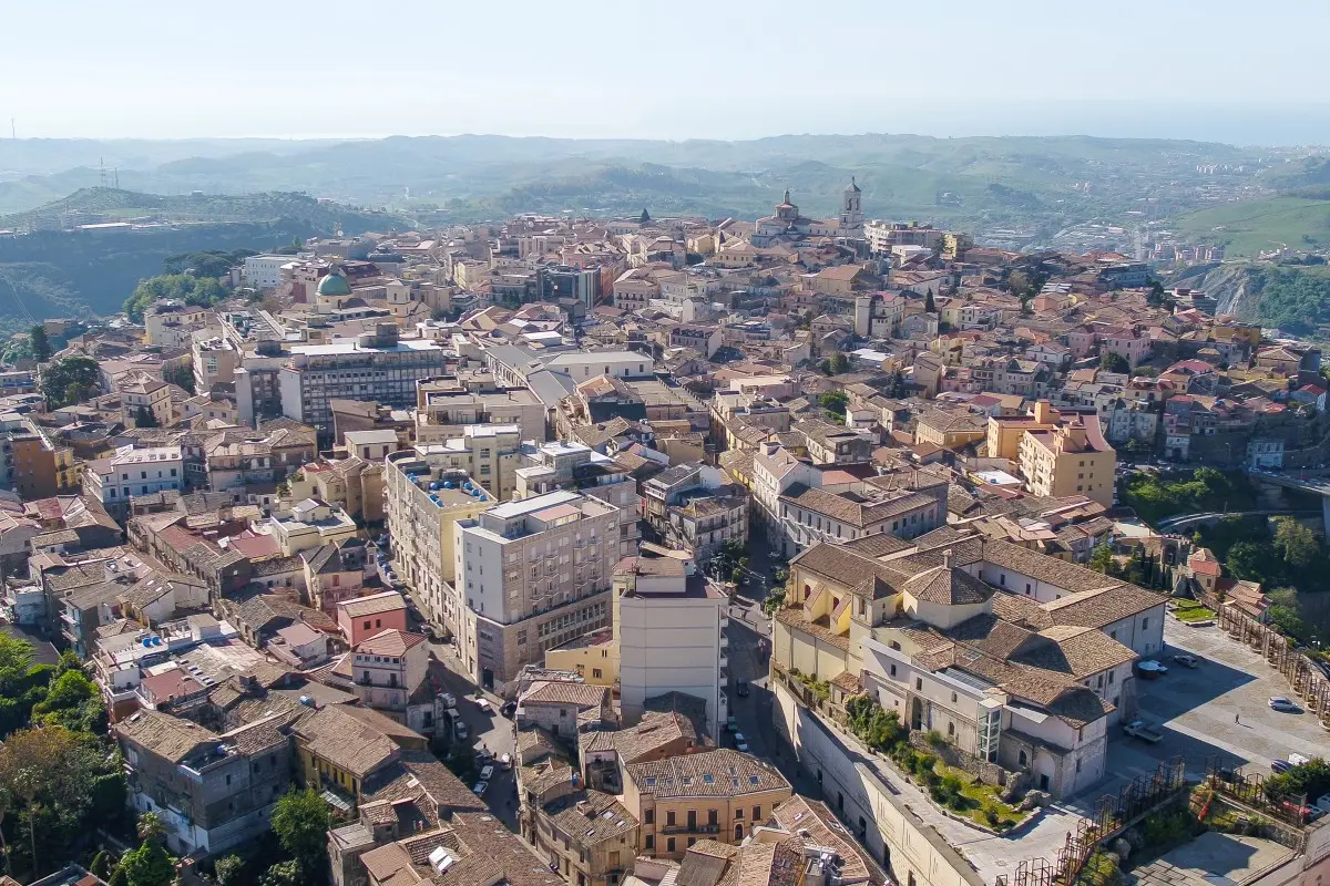 “Oltre la tela – Uomini in dialogo contro la violenza” a Catanzaro: arte e confronto per costruire una società fondata su rispetto e parità di genere\n