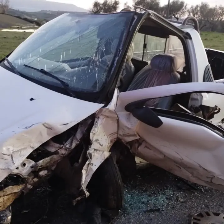 Incidente a Sant’Angelo di Gerocarne: due feriti di cui uno trasferito in elisoccorso all’ospedale di Catanzaro\n