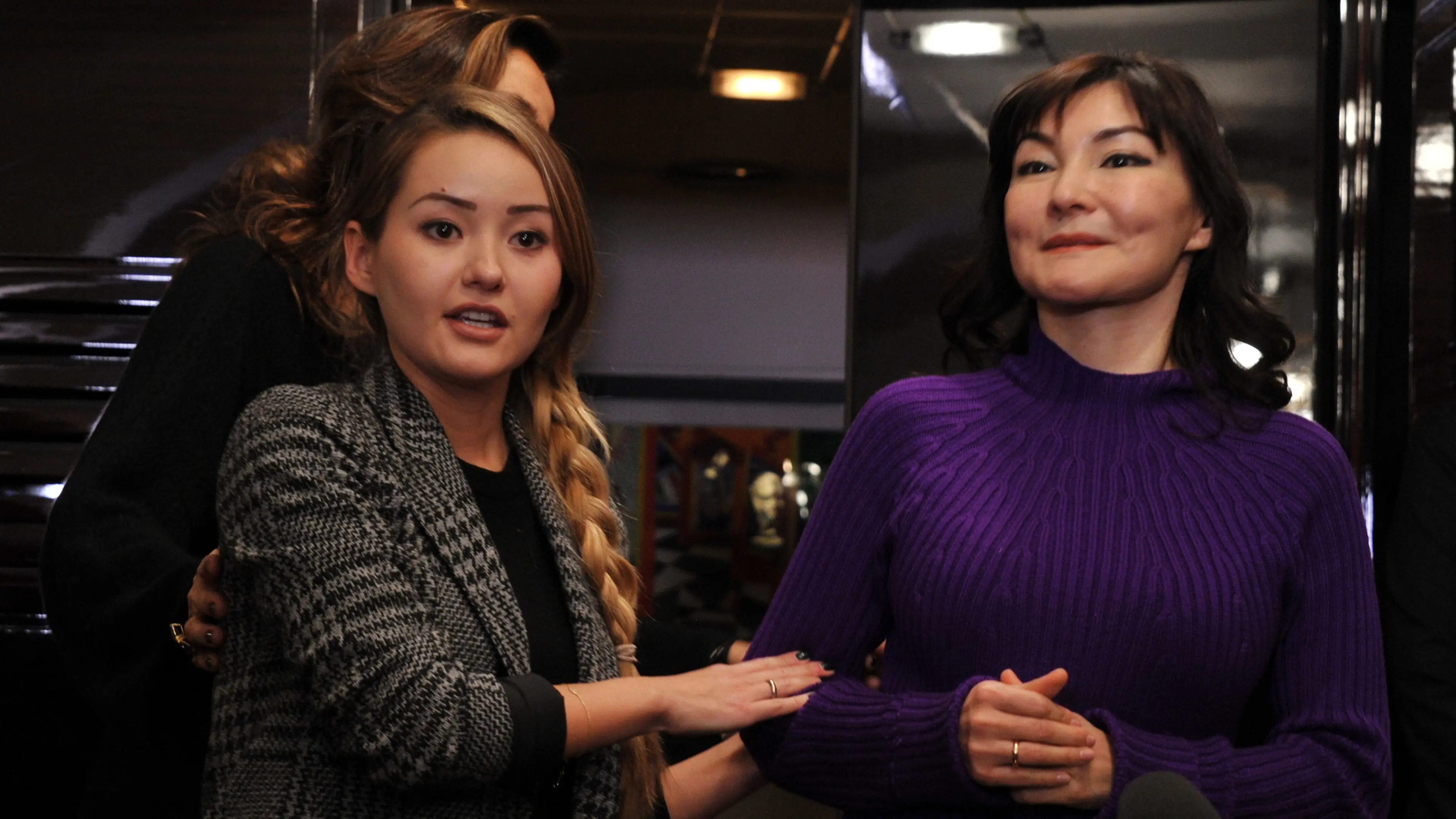 <p>Alma Shalabayeva con la figlia Madina Abiasova (foto Ipa)</p>\\n , Camilla Morandi