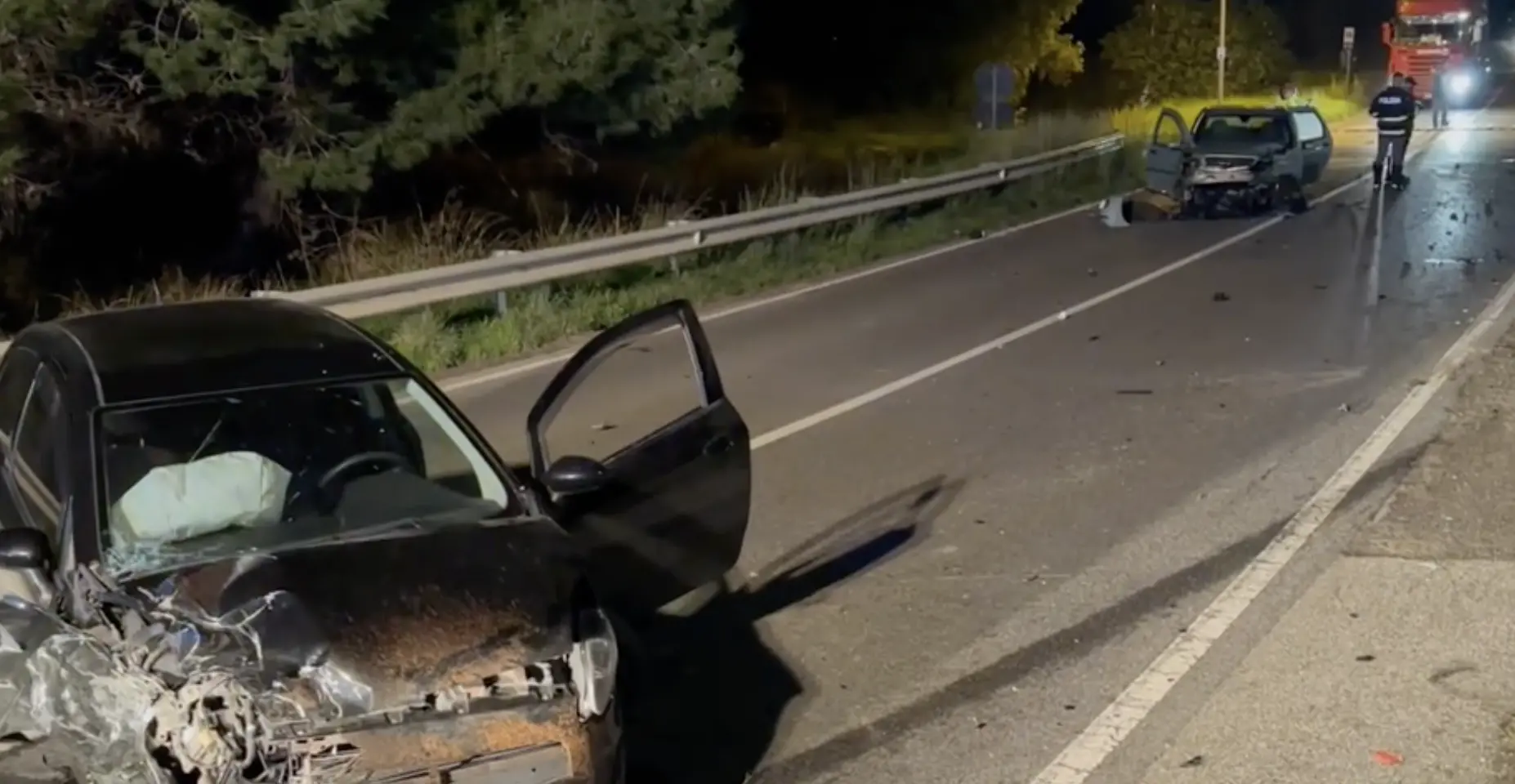 Scontro a Calopezzati sulla Statale 106 Jonica, due feriti e tratto chiuso: traffico in tilt\n