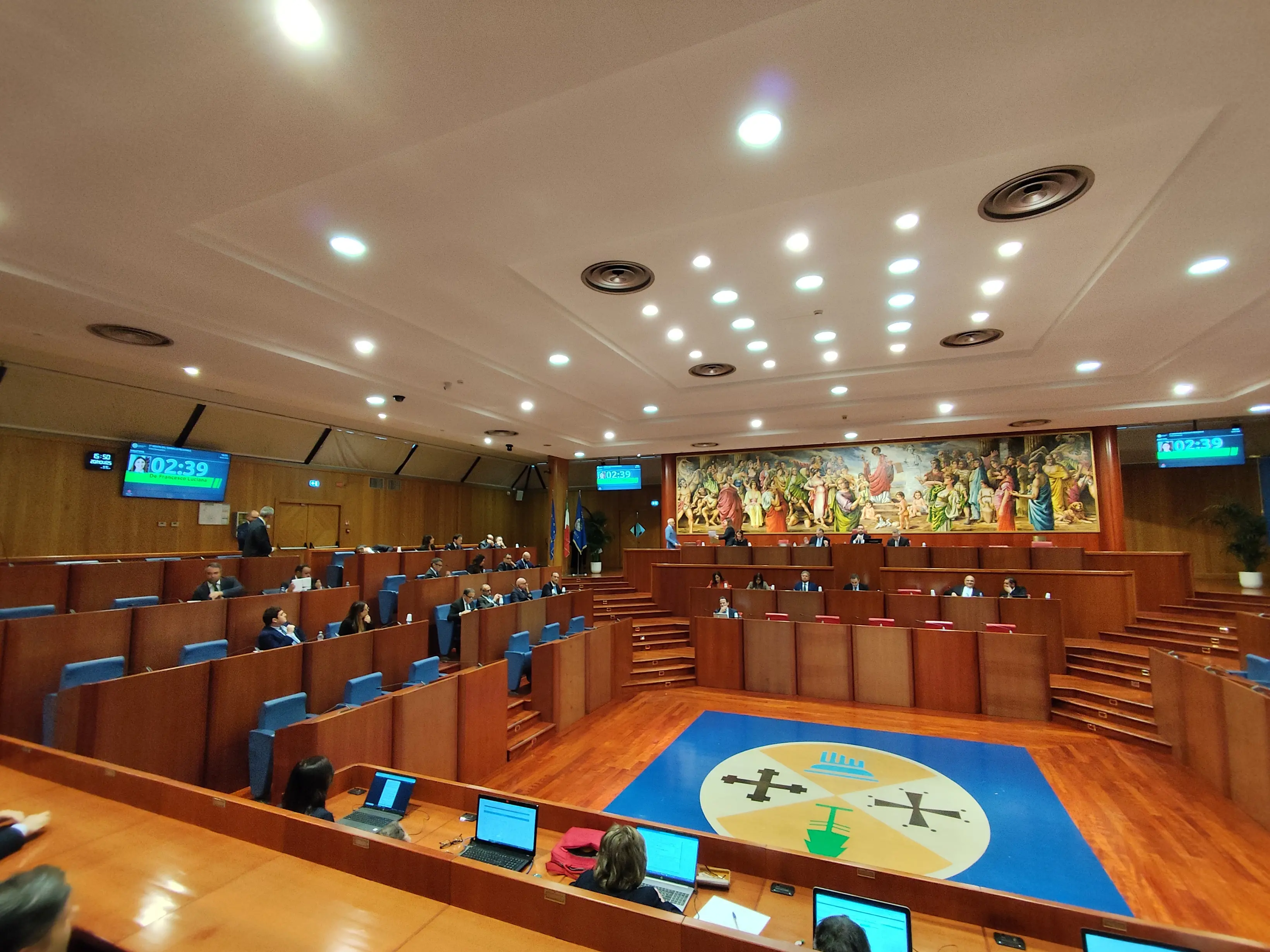 Assessori, sottosegretari e Statuto: scontro su metodo e costi in Consiglio regionale ma il voto notturno premia il centrodestra