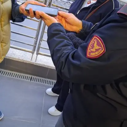 La Polizia ferroviaria della stazione di Catanzaro Lido restituisce un cellulare rubato: identificato e denunciato il responsabile\n