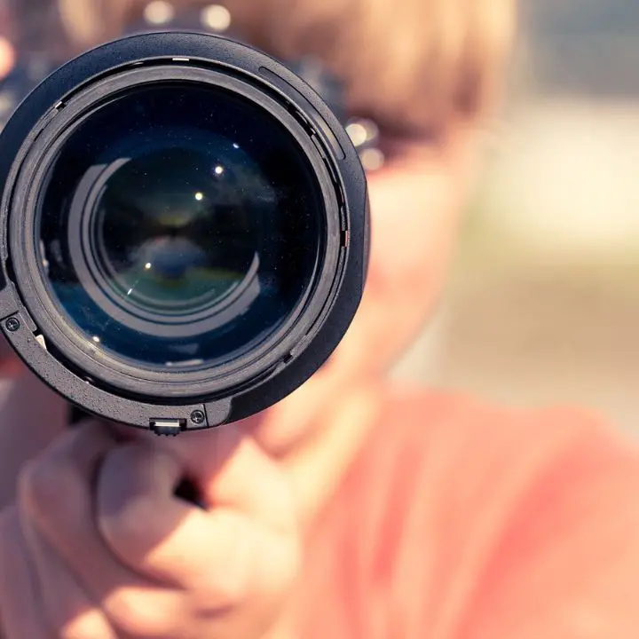 Colori, luci e geometrie: a Vibo una mostra fotografica nei locali dell’associazione Il Salottino\n