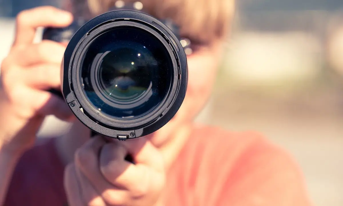 Colori, luci e geometrie: a Vibo una mostra fotografica nei locali dell’associazione Il Salottino\n