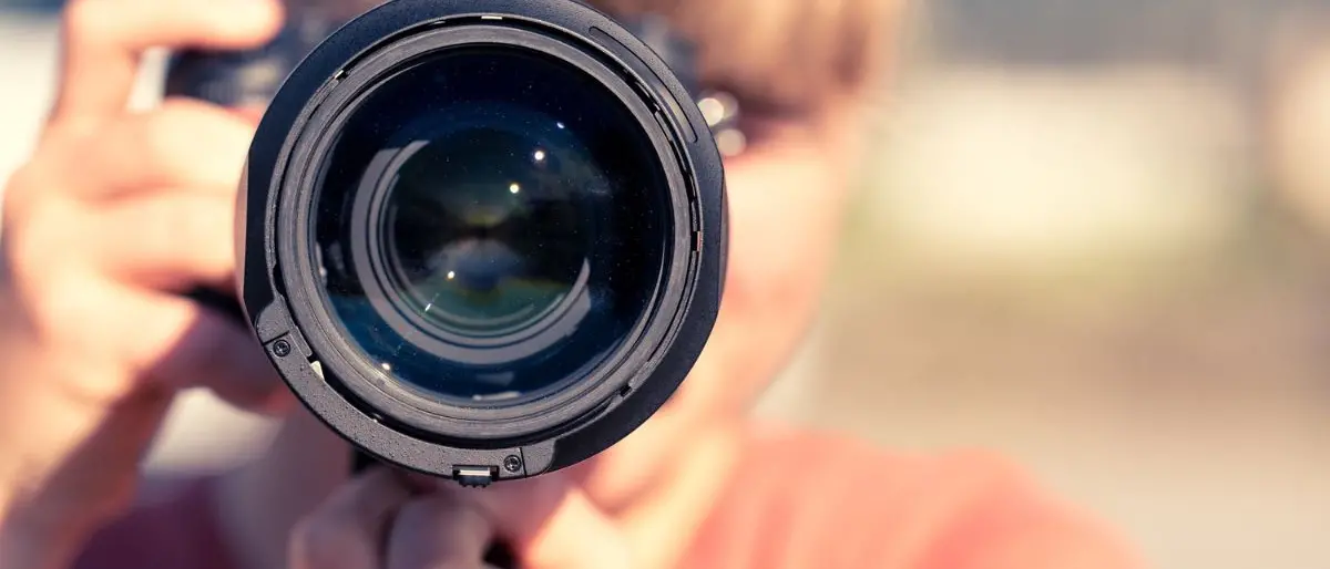 Colori, luci e geometrie: a Vibo una mostra fotografica nei locali dell’associazione Il Salottino\n
