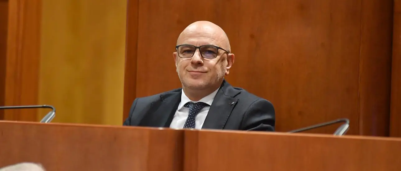 De Cicco scuote l'opposizione: «Occhiuto parla di Tunisia e USA, ma dei cittadini non gliene frega nulla»