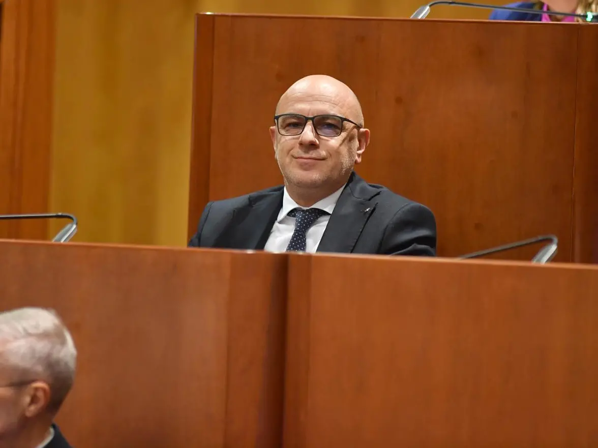 De Cicco scuote l'opposizione: «Occhiuto parla di Tunisia e USA, ma dei cittadini non gliene frega nulla» | VIDEO