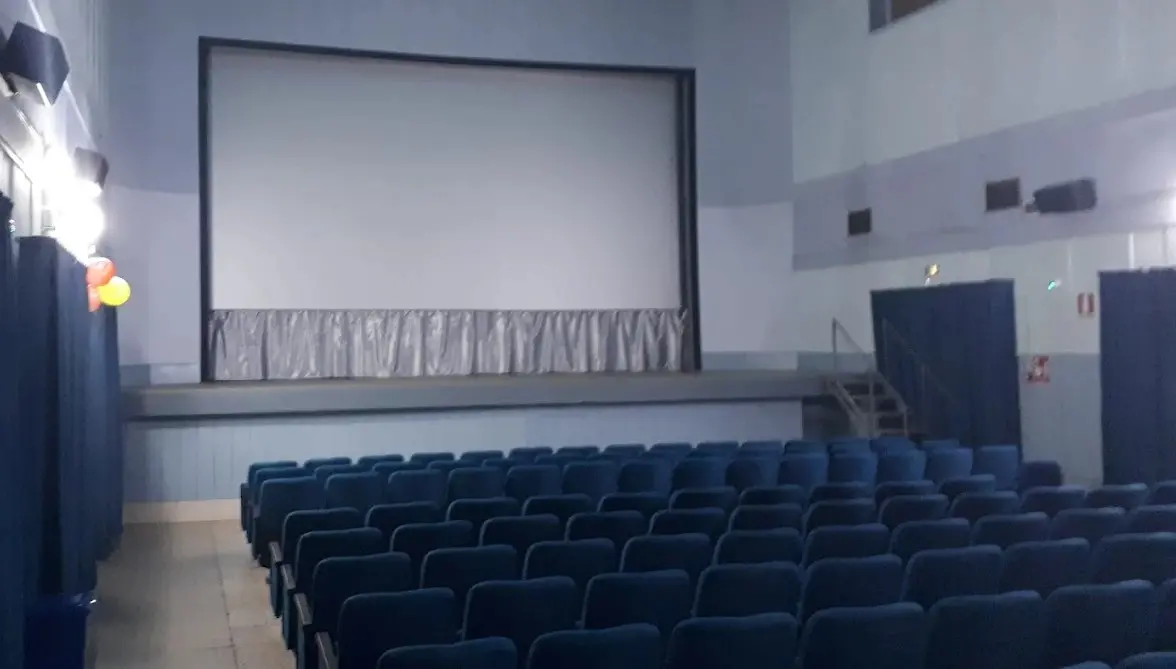 Una pellicola lunga sessant'anni: l'antico cinema Fusto di Borgia che resiste ai multisala e alle piattaforme digitali\n\u00A0\n