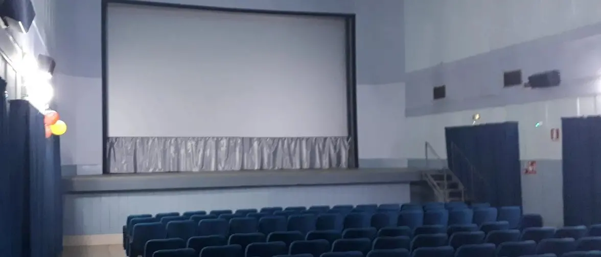 Una pellicola lunga sessant'anni: l'antico cinema Fusto di Borgia che resiste ai multisala e alle piattaforme digitali\n\u00A0\n