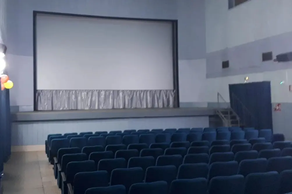 Una pellicola lunga sessant'anni: l'antico cinema Fusto di Borgia che resiste ai multisala e alle piattaforme digitali\n\u00A0\n