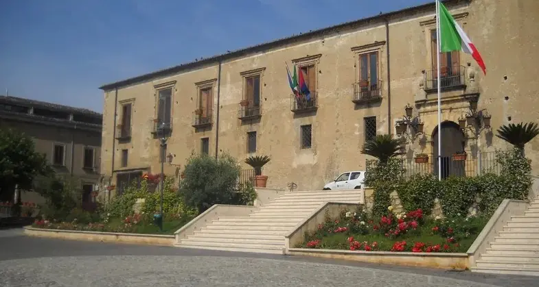 Altomonte sciolto per mafia: la relazione prefettizia svela i presunti legami tra «amministratori» e clan cosentini\n