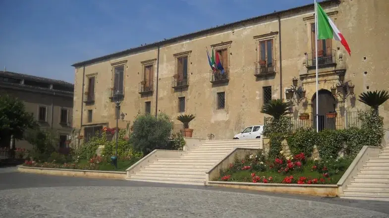 Altomonte sciolto per mafia: la relazione prefettizia svela i presunti legami tra «amministratori» e clan cosentini\n