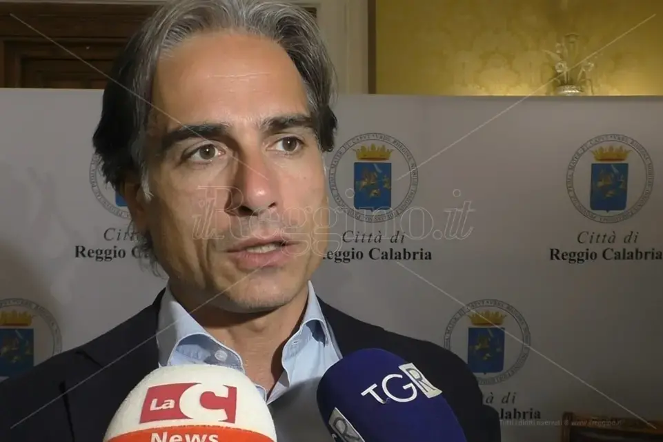 Aumento degli assessori e ritorno dei sottosegretari, Falcomatà all’attacco: «Sulle modifiche allo Statuto decidano i calabresi. Ma è evidente che la destra ha paura del referendum»\n