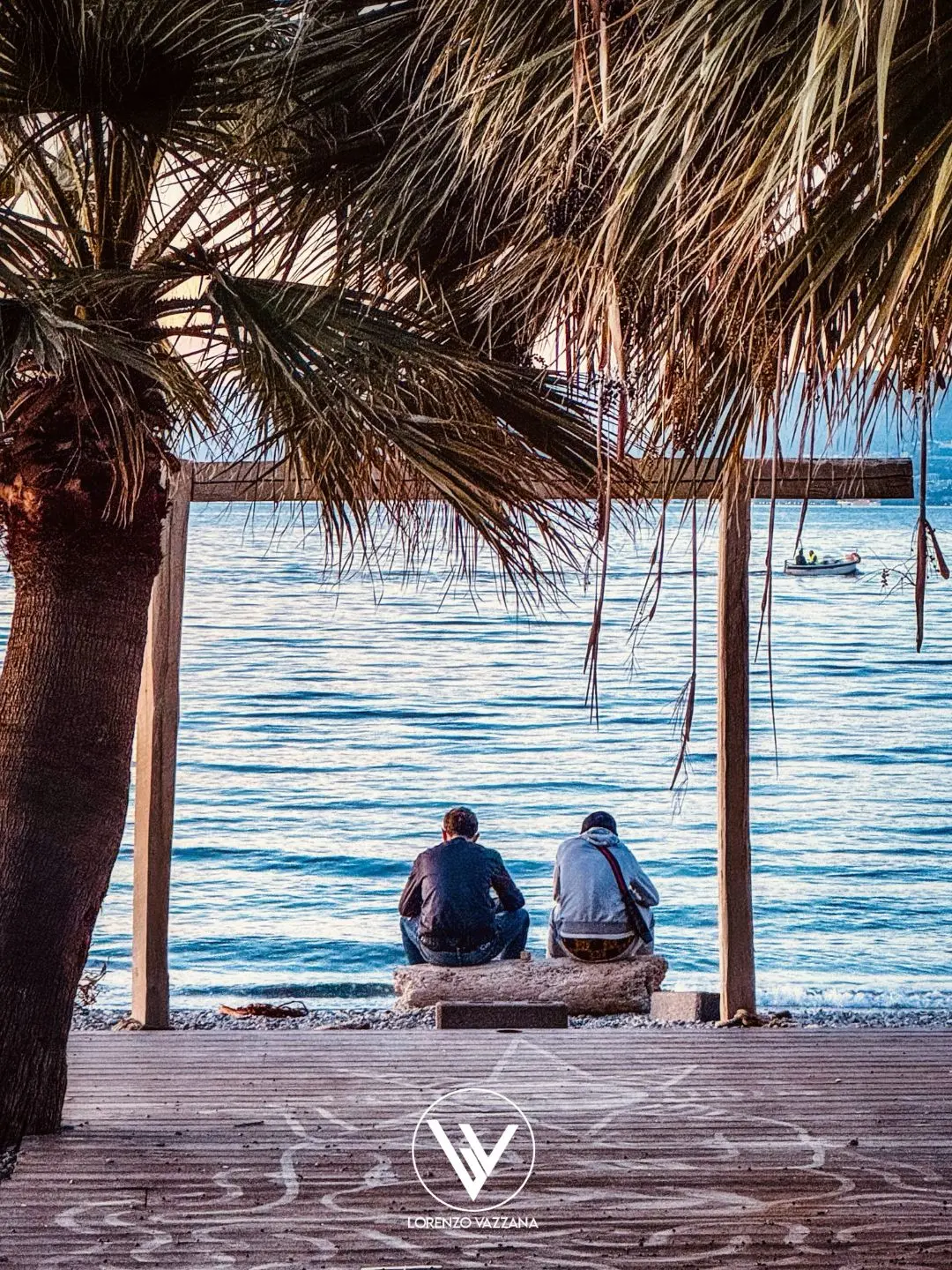 Confidenze d’amicizia tra le palme e il mare\n