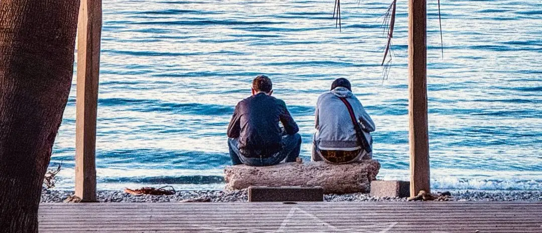 Confidenze d’amicizia tra le palme e il mare\n