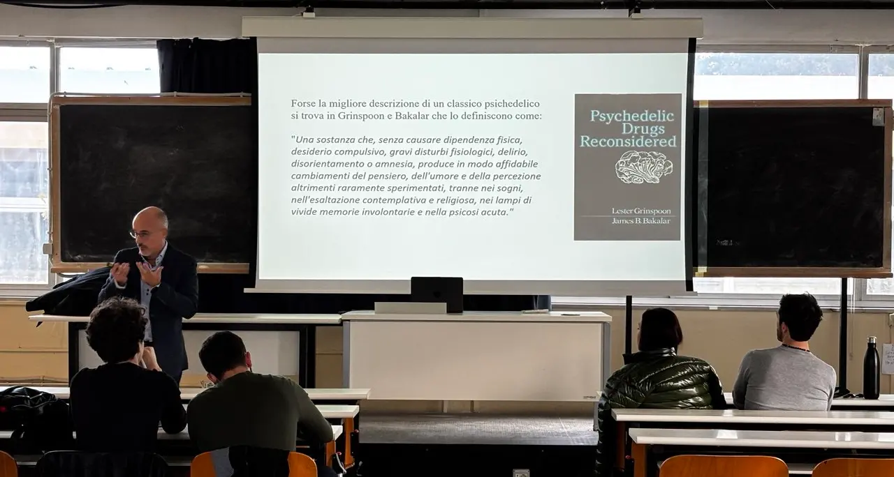 Nuove frontiere nella cura della depressione, all’Unical si parla di “rinascimento psichedelico”: «Risposte più rapide ma no al fai da te»\n