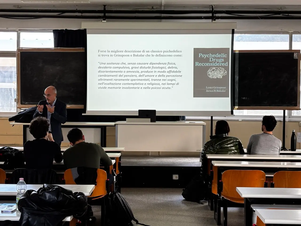 Nuove frontiere nella cura della depressione, all’Unical si parla di “rinascimento psichedelico”: «Risposte più rapide ma no al fai da te»\n