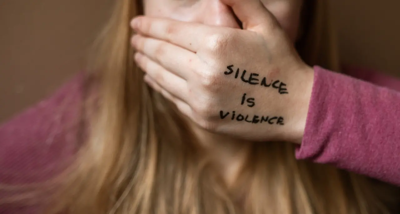 «Urliamo contro la violenza di genere»: Uil Calabria e Soroptimist insieme per educare al rispetto\n