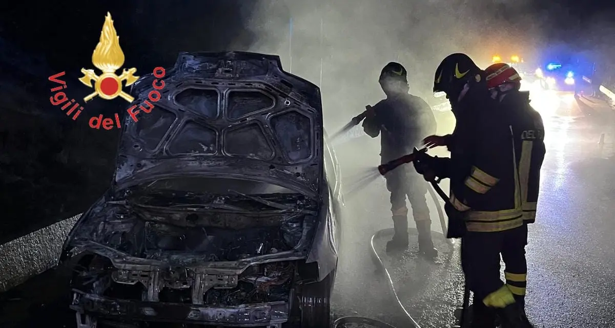 Fuoco e fumo dall’auto in marcia, il conducente riesce a mettersi in salvo: l’incidente a Soveria Mannelli\n