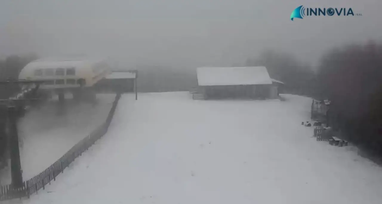 Primi fiocchi di neve in Calabria: imbiancate le cime di Sila e Pollino. Nelle prossime ore il maltempo peggiorerà\n