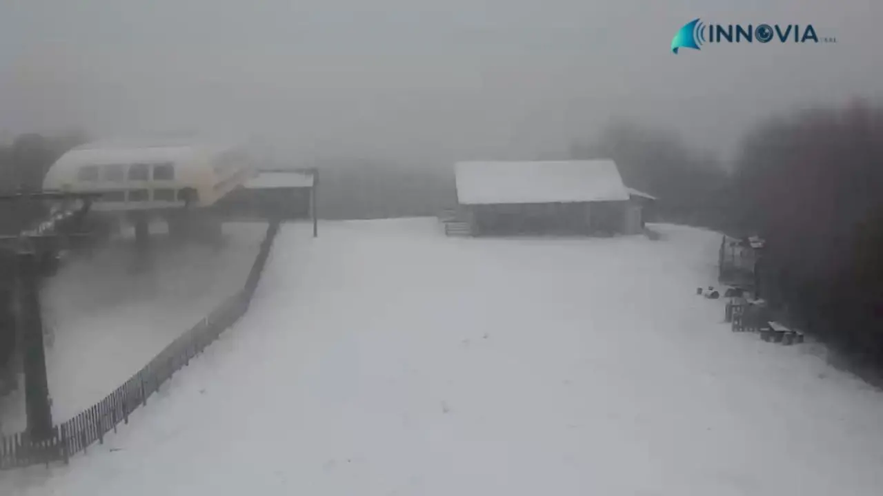 Primi fiocchi di neve in Calabria: imbiancate le cime di Sila e Pollino. Nelle prossime ore il maltempo peggiorerà\n