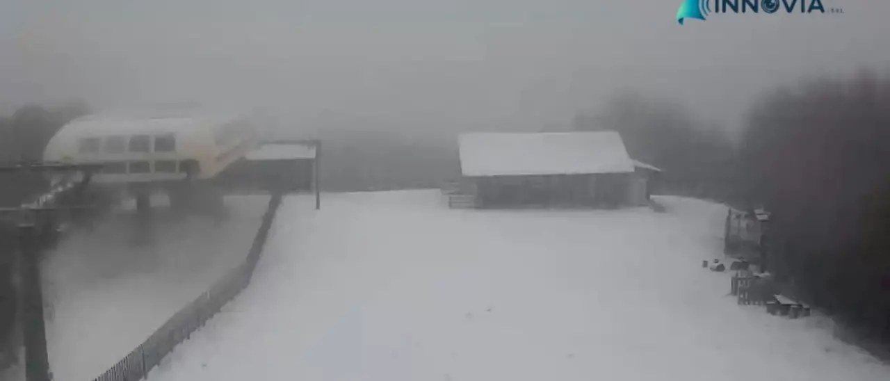 Primi fiocchi di neve in Calabria: imbiancate le cime di Sila e Pollino. Nelle prossime ore il maltempo peggiorerà\n