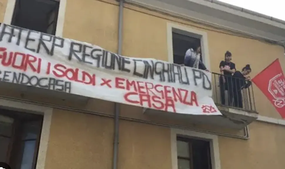 Prendocasa Cosenza, Rifondazione difende l’occupazione di Via Savoia: «Atto sociale, non reato»