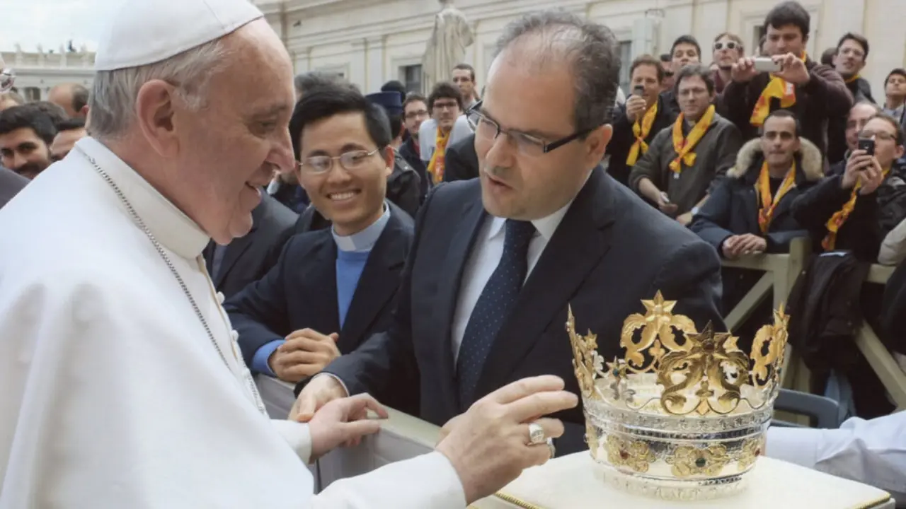 <p>Michele Affidato e papa Francesco</p>\\n