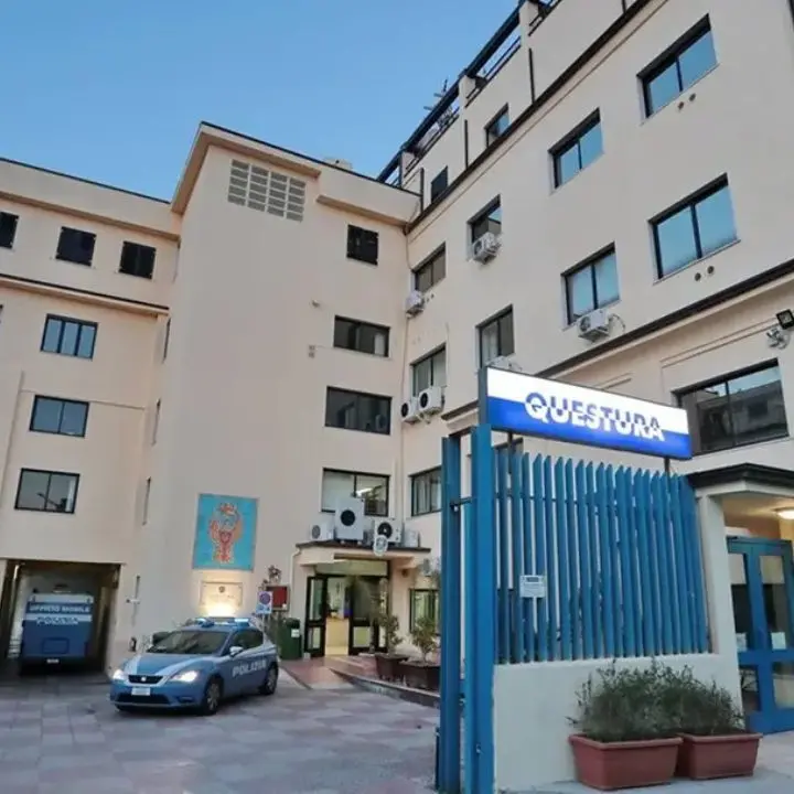 Crotone, nascondeva droga e una pistola nel suo negozio: arrestato un commerciante\n