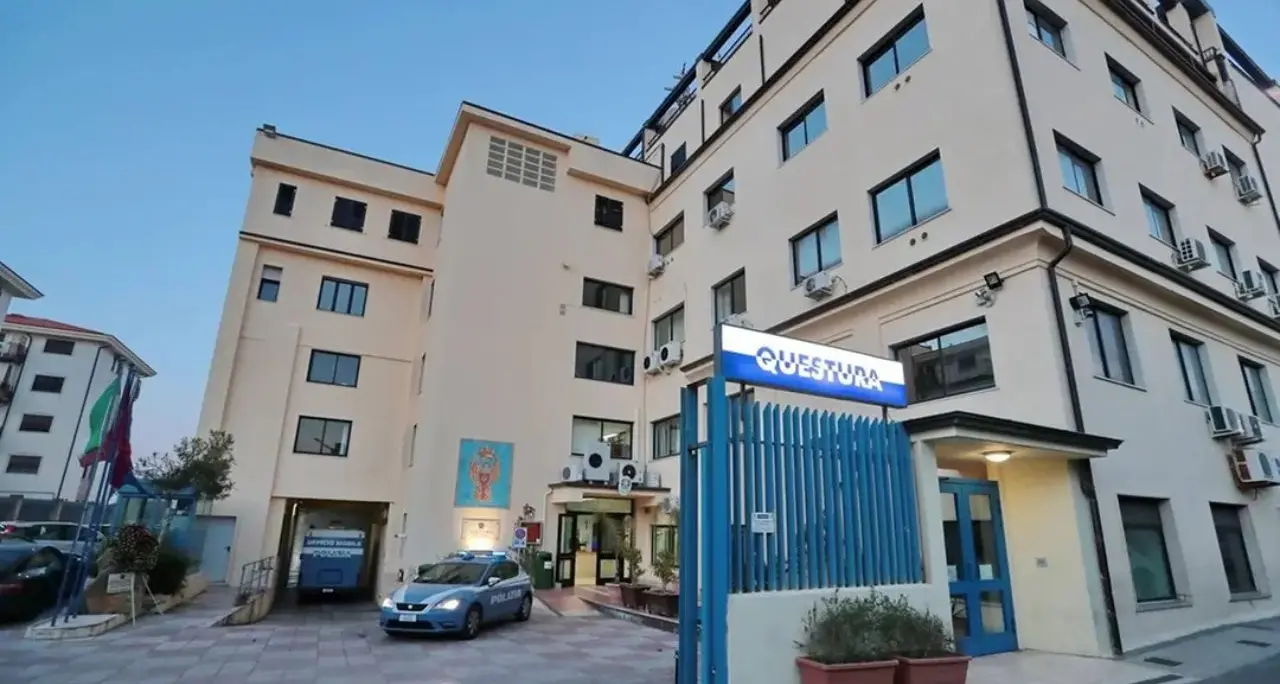 Crotone, nascondeva droga e una pistola nel suo negozio: arrestato un commerciante\n